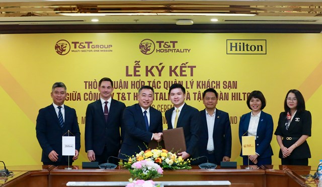 Đại diện C&ocirc;ng ty T&amp;T Hospitality v&agrave; Tập đo&agrave;n Hilton trao thỏa thuận hợp t&aacute;c &nbsp;