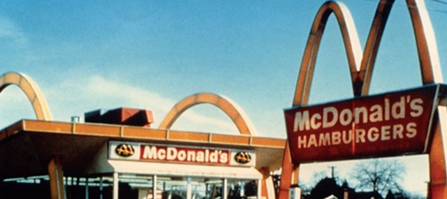 McDonald's đ&atilde; mở rộng ra thị trường quốc tế với việc khai trương nh&agrave; h&agrave;ng ở Richmond, British Columbia tại Canada v&agrave;o th&aacute;ng 6 năm 1967.