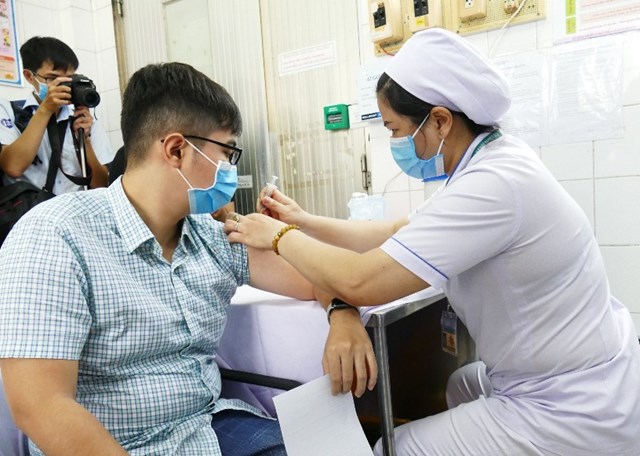 Khoảng 3,2 triệu người ở TP HCM đ&#227; được ti&#234;m vắc xin - Ảnh 1