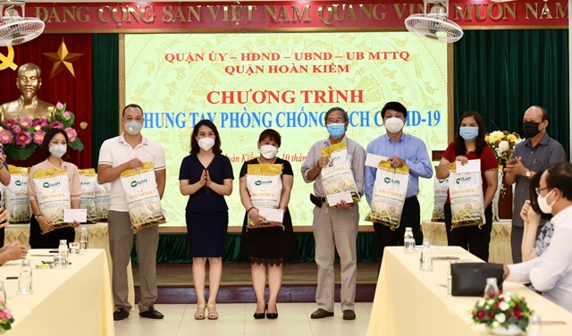 Đại diện l&atilde;nh đạo Tập đo&agrave;n T&amp;T Group v&agrave; Ng&acirc;n h&agrave;ng SHB trao qu&agrave; cho đại diện c&aacute;c hộ ngh&egrave;o tại 18 phường của quận Ho&agrave;n Kiếm.