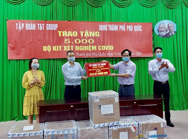 Đại diện l&atilde;nh đạo Tập đo&agrave;n T&amp;T Group trao tặng 5.000 bộ kit x&eacute;t nghiệm Covid-19 cho đại diện l&atilde;nh đạo UBND th&agrave;nh phố Ph&uacute; Quốc (Ki&ecirc;n Giang).