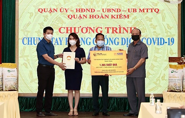 &Ocirc;ng Nguyễn Tất Thắng - Ph&oacute; TGĐ Tập đo&agrave;n T&amp;T Group v&agrave; b&agrave; Ninh Thị Lan Phương - Ph&oacute; TGĐ SHB trao tặng 1.365 suất qu&agrave; cho đại diện l&atilde;nh đạo quận Ho&agrave;n Kiếm.