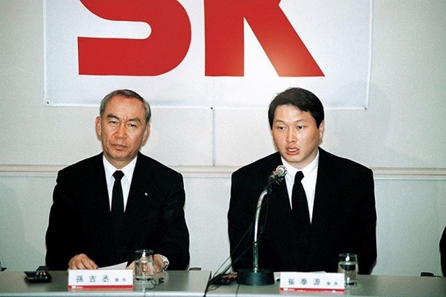 Choi Tae Won (b&ecirc;n phải) ch&iacute;nh thức l&agrave;m Chủ tịch SK Group từ năm 1998.