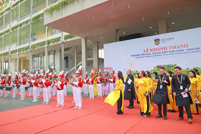 To&agrave;n thể học sinh v&agrave; gi&aacute;o vi&ecirc;n thực hiện nghi thức Thượng Cờ trong ng&agrave;y kh&aacute;nh th&agrave;nh trường. &nbsp;