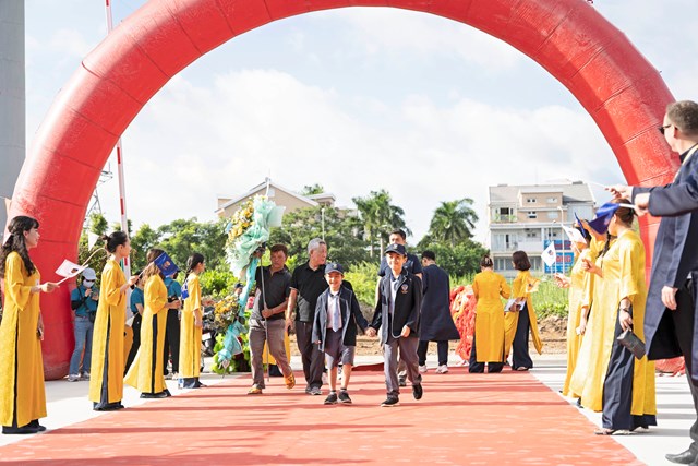 Qu&yacute; thầy c&ocirc; trường Victoria School ch&agrave;o đ&oacute;n phụ huynh v&agrave; học sinh tham dự lễ kh&aacute;nh th&agrave;nh. &nbsp;