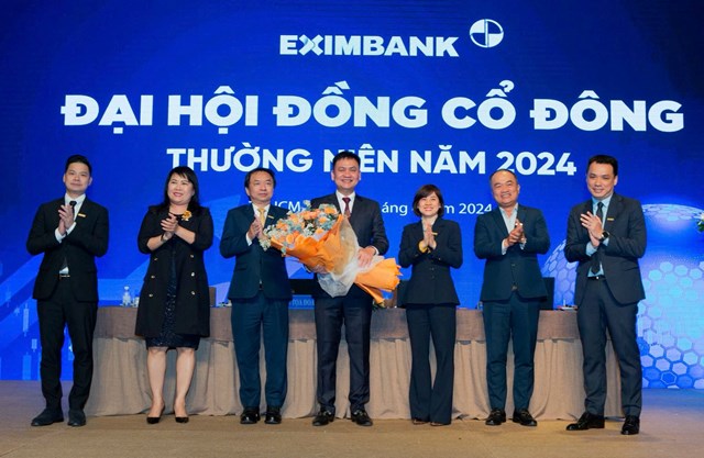 &Ocirc;ng Nguyễn Hồ Nam (đứng giữa) được bổ nhiệm l&agrave;m Ph&oacute; Chủ tịch HĐQT Eximbank.