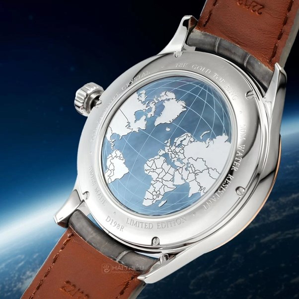 Quả địa cầu thể hiện độ tinh xảo trong thiết kế ở những mẫu đồng hồ 100 triệu thuộc bộ sưu tập Doxa GrandeMetre &nbsp;