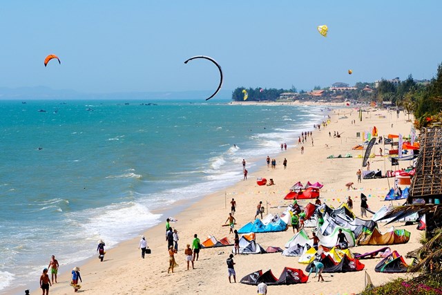 Phan Thi&ecirc;́t được du khách trong và ngoài nước y&ecirc;u thích bởi khí h&acirc;̣u nắng &acirc;́m quanh năm, bi&ecirc;̉n xanh &ecirc;m, sức gió lý tưởng cho các m&ocirc;n th&ecirc;̉ thao bi&ecirc;̉n.&nbsp;