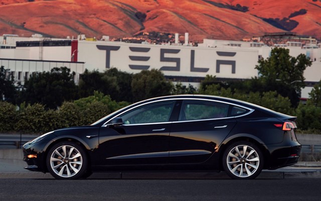 Chiếc Tesla Model3 đầu ti&ecirc;n