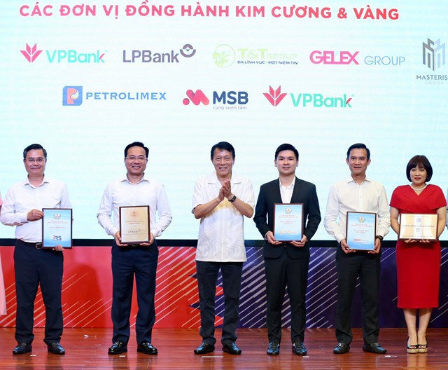 Ph&oacute; Chủ tịch HĐQT T&amp;T Group Đỗ Vinh Quang (thứ ba từ phải sang) nhận bảng danh vị nh&agrave; đồng h&agrave;nh Kim Cương từ Hiệp hội thể thao CAND. &nbsp;