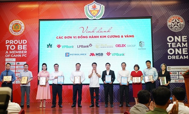 Đại diện VPBank (ngo&agrave;i c&ugrave;ng b&ecirc;n phải) nhận bảng vinh danh đơn vị đồng h&agrave;nh kim cương v&agrave; v&agrave;ng do Thượng tướng Lương Tam Quang, Ủy vi&ecirc;n Bộ Ch&iacute;nh trị, Bộ Trưởng Bộ C&ocirc;ng An trao tặng &nbsp;