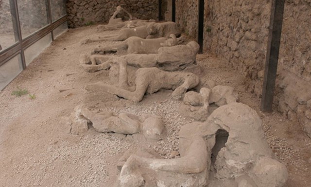 &nbsp;Những x&aacute;c chết h&oacute;a đ&aacute; được khai quật ở Pompeii với những tư thế thể hiện sự đau đớn, quằn quại khi n&uacute;i lửa Vesuvius phun tr&agrave;o năm 79.