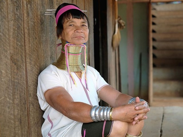 Một phụ nữ Kayan với chiếc cổ d&agrave;i v&igrave; đeo v&ograve;ng suốt h&agrave;ng chục năm.