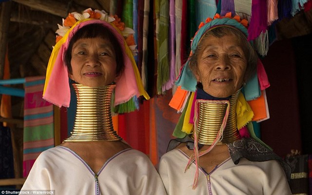 Những người phụ nữ bộ lạc Kayan đeo v&ograve;ng cổ đến cuối đời.