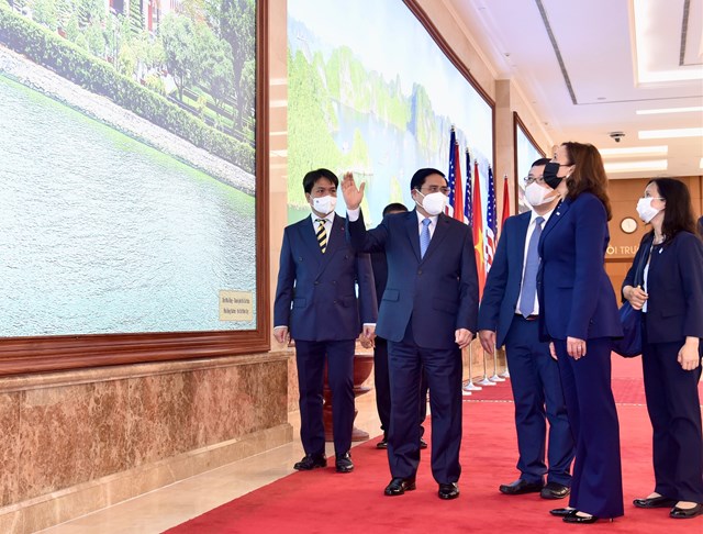 Thủ tướng Phạm Minh Ch&iacute;nh giới thiệu với Ph&oacute; Tổng thống Hoa Kỳ những h&igrave;nh ảnh về đất nước, con người Việt Nam.
