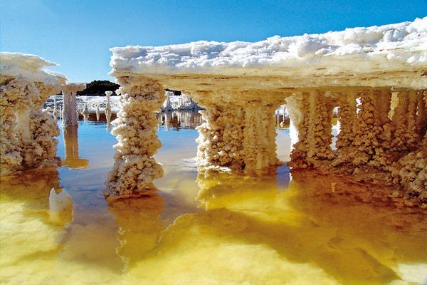 Những khối muối tại hồ Chaerchan mang nhiều h&igrave;nh dạng kh&aacute;c nhau