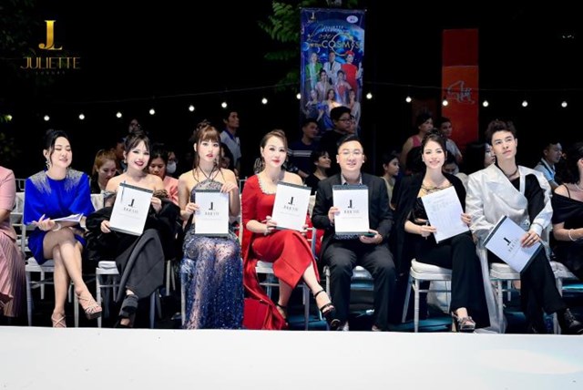 Hoa hậu Mai Phương c&ugrave;ng đội ngũ BGK quyền lực tại Juliette Fashion Show.