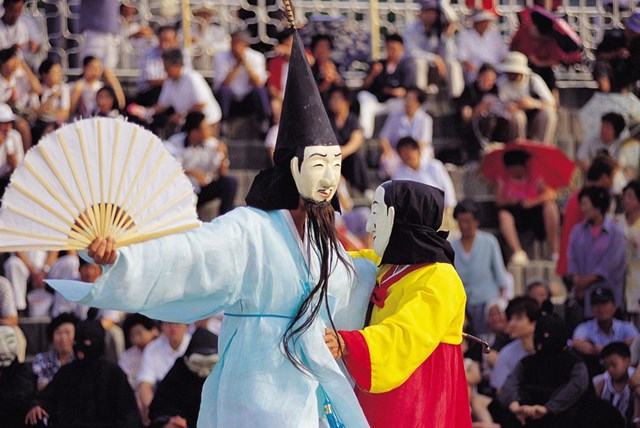 Lễ hội Baekjung diễn ra v&agrave;o những ng&agrave;y giữa th&aacute;ng 7 &acirc;m lịch được coi l&agrave; t&agrave;i sản văn h&oacute;a phi vật thể quan trọng của H&agrave;n Quốc. Giống Vu Lan ở Việt Nam, Obon tại Nhật Bản v&agrave; Zhongyuan của Trung Quốc, Baekjung cũng c&oacute; nguồn gốc từ Phật gi&aacute;o v&agrave; li&ecirc;n quan đến người chết. Tuy nhi&ecirc;n, lễ hội ở xứ kim chi c&oacute; nhiều yếu tố của một ng&agrave;y lễ n&ocirc;ng nghiệp hơn.