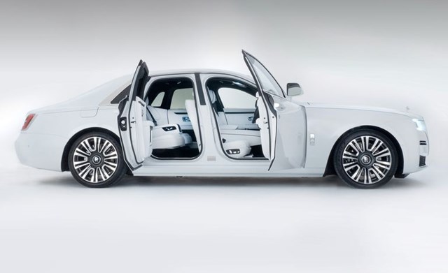Rolls-Royce Ghost 2021 tr&#236;nh l&#224;ng với gi&#225; cao kỷ lục - Ảnh 2