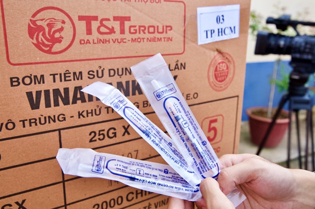 &nbsp;Bơm kim ti&ecirc;m do T&amp;T Group t&agrave;i trợ l&agrave; sản phẩm của C&ocirc;ng ty CP Thiết bị y tế VINAHANKOOK, được Bộ Y tế cấp giấy chứng nhận chất lượng.