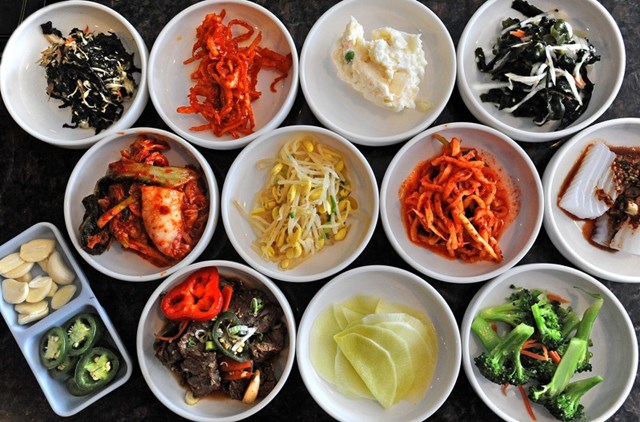 Kimchi kh&ocirc;ng thể thiếu tr&ecirc;n mọi m&acirc;m cơm, b&agrave;n tiệc.&nbsp;