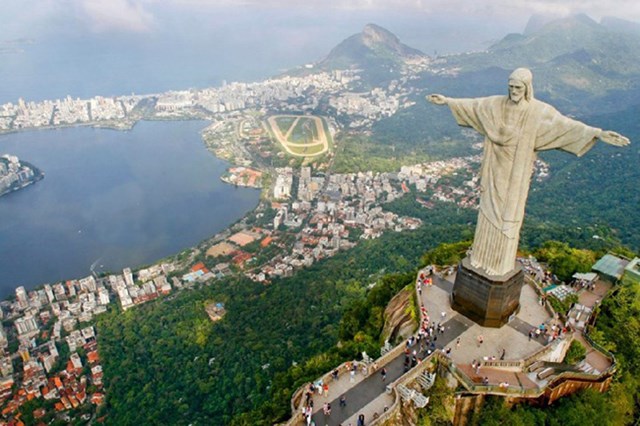 8. Rio de Janeiro, Brazil: Cảng Rio de Janeiro được coi l&agrave; một trong những kỳ quan thi&ecirc;n nhi&ecirc;n của thế giới. Khi c&aacute;c nh&agrave; th&aacute;m hiểm ch&acirc;u &Acirc;u kh&aacute;m ph&aacute; ra vịnh, họ đ&atilde; v&ocirc; c&ugrave;ng kinh ngạc trước vẻ đẹp long lanh của vịnh n&agrave;y.&nbsp;