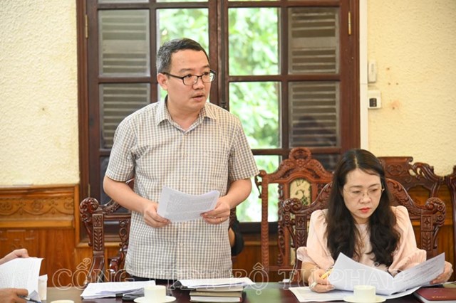 Cục trưởng Cục Kiểm tra Văn bản QPPL Hồ Quang Huy&nbsp;b&aacute;o c&aacute;o tại phi&ecirc;n họp