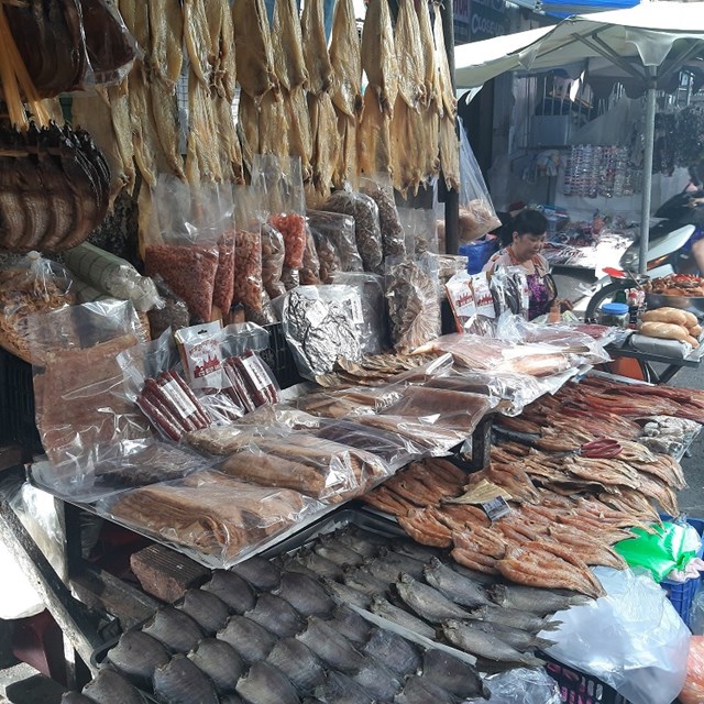 Chợ chuy&ecirc;n b&aacute;n đặc sản Campuchia (lấy từ Biển Hồ) trong một con hẻm tr&ecirc;n đường L&ecirc; Hồng Phong (quận 10, TP HCM) cũng đ&igrave;u hiu.