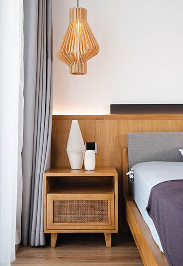 Tủ đầu giường trong ph&ograve;ng ngủ được thiết kế kết hợp gỗ v&agrave; m&acirc;y - tre. &nbsp;