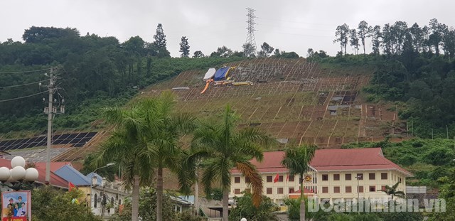 Buổi sáng ngày 24/9, dự án mới hoàn thành 3 chữ cái và vẫn phủ bạt. Ảnh: Ngọc Trìu Buổi sáng ngày 24/9, dự án mới hoàn thành 3 chữ cái và vẫn phủ bạt. Ảnh: Ngọc Trìu