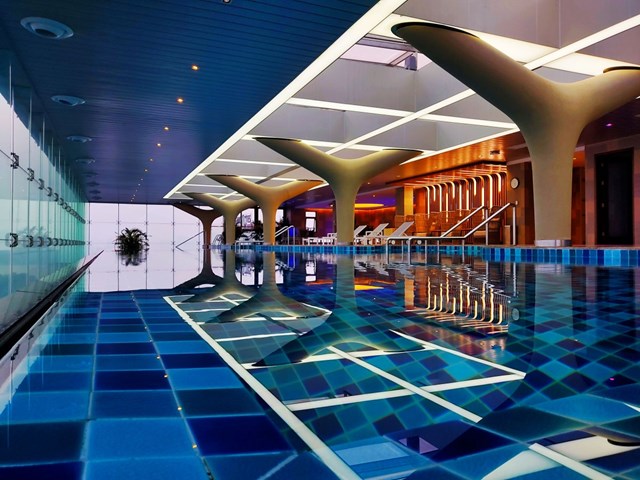 Bể bơi v&ocirc; cực tại kh&aacute;ch sạn Oakwood Residence Ha Noi