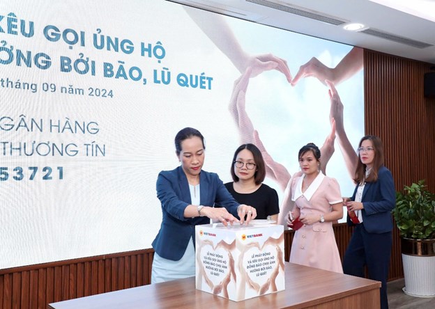 Ban l&atilde;nh đạo c&ugrave;ng c&aacute;n bộ nh&acirc;n vi&ecirc;n Vietbank chung tay quy&ecirc;n g&oacute;p ủng hộ đồng b&agrave;o &nbsp;