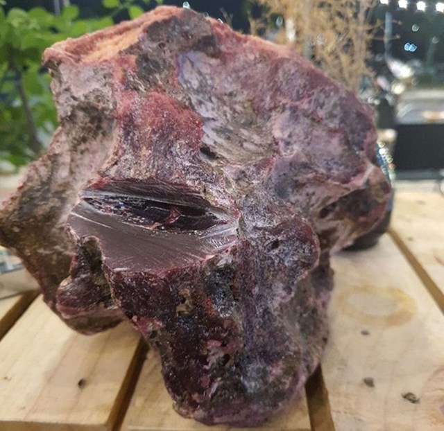 Khối đ&aacute; nghi &ldquo;long di&ecirc;n hương&rdquo; nặng khoảng 4kg đ&atilde; được b&aacute;n với gi&aacute; 1,2 tỷ đồng.&nbsp;
