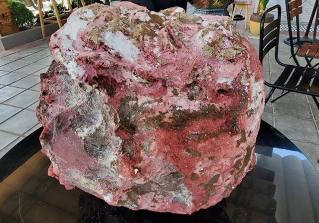 Khối đ&aacute; nặng 14kg nghi l&agrave; &ldquo;long di&ecirc;n hương&rdquo; m&agrave; anh T nhặt được.
