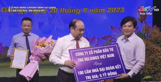 Ảnh: Đại diện Tập đo&agrave;n TNG Holdings Vietnam trao tặng 5 tỷ đồng cho UB MTTQ tỉnh Hậu Giang. &nbsp;
