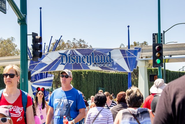 Disneyland c&ocirc;ng vi&ecirc;n chủ đ&ecirc;̀ n&ocirc;̉i ti&ecirc;́ng b&acirc;̣c nh&acirc;́t th&ecirc;́ giới tạo ra 5,7 tỷ USD h&agrave;ng năm cho nền kinh tế Nam California (Mỹ). &nbsp;