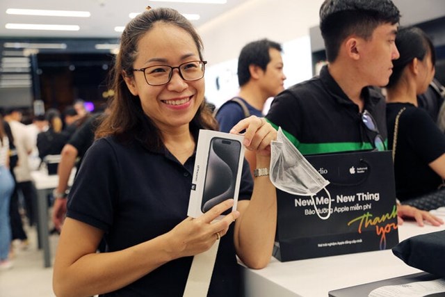 iPhone 15 đến tay người Việt trong đ&#234;m - Ảnh 3