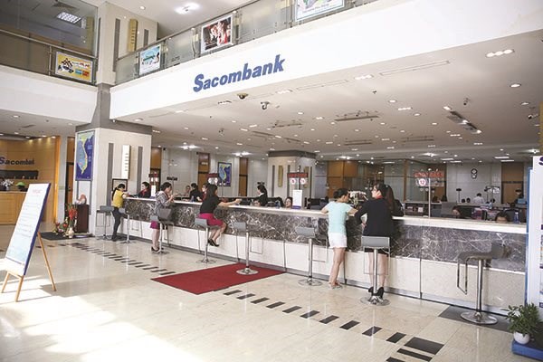 Kh&aacute;ch h&agrave;ng giao dịch tại Sacombank.
