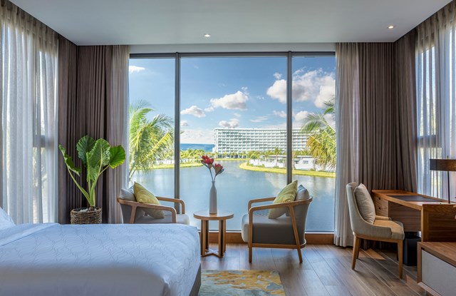 Một g&oacute;c ph&ograve;ng ngủ view hồ tại biệt thự nghỉ dưỡng M&ouml;venpick Resort Waverly Ph&uacute; Quốc