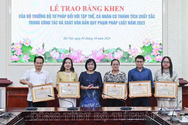 Thứ trưởng Đặng Ho&agrave;ng Oanh trao bằng khen cho c&aacute;c tập thể, c&aacute; nh&acirc;n c&oacute; th&agrave;nh t&iacute;ch xuất sắc trong c&ocirc;ng t&aacute;c r&agrave; so&aacute;t văn bản.