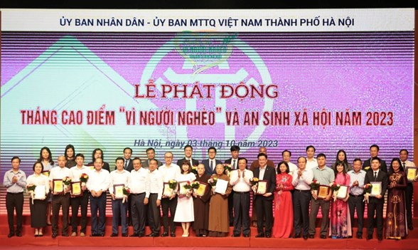 T&amp;T Group l&agrave; một trong những doanh nghiệp được UBND - Ủy ban MTTQ Việt Nam TP H&agrave; Nội vinh danh v&igrave; những đ&oacute;ng g&oacute;p t&iacute;ch cực cho c&ocirc;ng t&aacute;c giảm ngh&egrave;o v&agrave; an sinh x&atilde; hội của th&agrave;nh phố. (Nguồn: T&amp;T Group)