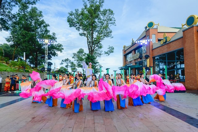 ...những m&agrave;n m&uacute;a, li&ecirc;n kh&uacute;c ca nhạc uyển chuyển, ngọt ng&agrave;o giữa bảng lảng m&acirc;y giăng v&agrave; tiết trời se lạnh khiến du kh&aacute;ch ngỡ lạc bước v&agrave;o miền ti&ecirc;n cảnh, mang đến cho b&agrave; con một m&oacute;n ăn tinh thần đặc sắc, khiến n&uacute;i B&agrave; Đen vốn đ&atilde; l&agrave; điểm đến đặc biệt nhất T&acirc;y Ninh, nay c&agrave;ng th&ecirc;m nhiều phần hấp dẫn.