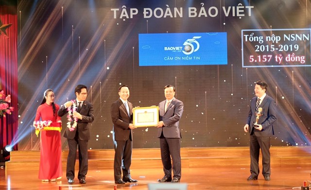 Đại diện Bảo Việt nhận kỉ nhiệm chương