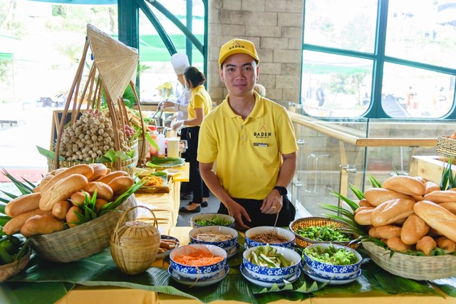 M&ugrave;a Trung thu năm nay, khu du lịch đ&oacute;n người d&acirc;n v&agrave; kh&aacute;ch thập phương bằng một kh&ocirc;ng gian ẩm thực hấp dẫn ngay tại ga đến c&aacute;p treo...