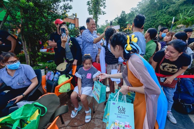 Hội trăng rằm V&acirc;n Sơn đ&atilde; đưa du kh&aacute;ch h&ograve;a v&agrave;o kh&ocirc;ng kh&iacute; ng&agrave;y Trung thu rộn r&agrave;ng với những tr&ograve; chơi c&oacute; thưởng hấp dẫn, trong trống hội, m&uacute;a l&acirc;n rạo rực khiến kh&ocirc;ng chỉ c&aacute;c em nhỏ m&agrave; cả người lớn cũng v&ocirc; c&ugrave;ng phấn kh&iacute;ch.