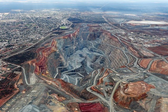 Mỏ v&agrave;ng Fimiston (Super Pit) ở ngoại &ocirc; TP.Kalgoorlie, Australia nh&igrave;n từ tr&ecirc;n cao. Ảnh: Bloomberg