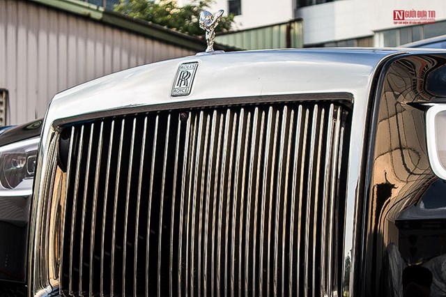 Ở ngoại thất, điểm nổi bật nhất tr&ecirc;n chiếc sedan đầu bảng của Rolls-Royce l&agrave; lưới tản nhiệt Pantheon được mở rộng k&iacute;ch thước, biểu tượng Spirit of Ecstasy đặt cao hơn đời cũ 12 mm.