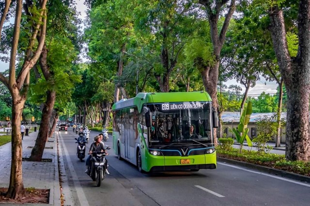 Người c&oacute; c&ocirc;ng, người cao tuổi (60 tuổi trở l&ecirc;n), trẻ em dưới 6 tuổi, nh&acirc;n khẩu thuộc hộ ngh&egrave;o tiếp tục được miễn tiền v&eacute; xe bu&yacute;t.