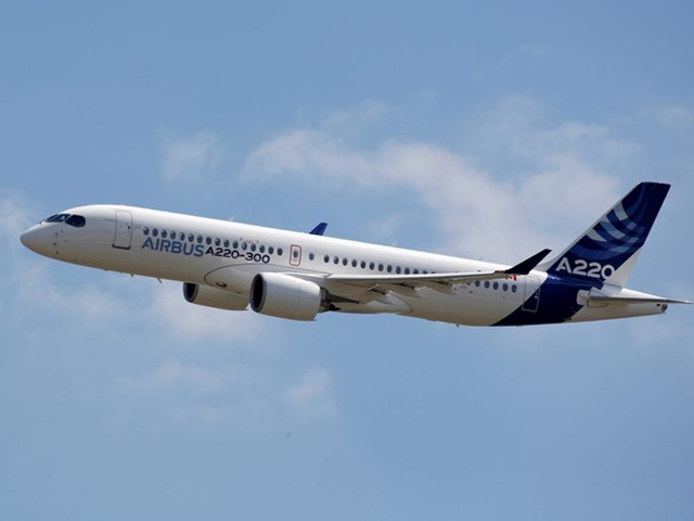 Airbus vừa ra mắt phiên bản biến thể của dòng máy bay A220-100 với tên gọi ACJ220 hay TwoTwenty. A220 là dòng máy bay thương mại nhỏ nhất của Airbus và cũng là một trong những dòng máy bay mới nhất của hãng. Airbus vừa ra mắt phiên bản biến thể của dòng máy bay A220-100 với tên gọi ACJ220 hay "TwoTwenty". A220 là dòng máy bay thương mại nhỏ nhất của Airbus và cũng là một trong những dòng máy bay mới nhất của hãng.