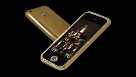 iPhone l&agrave; một trong những điện thoại phổ biến c&oacute; phi&ecirc;n bản si&ecirc;u sang. L&agrave; sản phẩm của nh&agrave; thiết kế Stuart Hughes,&nbsp;Goldstriker iPhone 3Gs Supreme&nbsp;được chế t&aacute;c từ 271 g v&agrave;ng 22 carat, xung quanh đ&iacute;nh 136 vi&ecirc;n kim cương, logo&nbsp;Apple&nbsp;ở mặt lưng chứa 53 vi&ecirc;n kim cương, n&uacute;t Home chứa vi&ecirc;n kim cương lớn 7,1 carat. Hộp đựng sản phẩm l&agrave;m từ đ&aacute; granite nguy&ecirc;n khối. Gi&aacute; b&aacute;n của chiếc điện thoại n&agrave;y l&agrave;&nbsp;3,2 triệu USD.